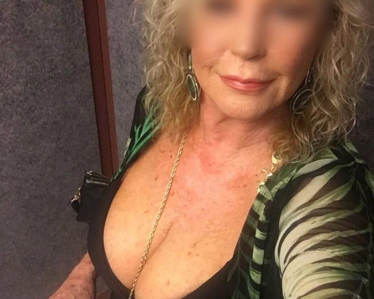 Rencontre sexe Irène voluptueuse blonde gros seins Bordeaux