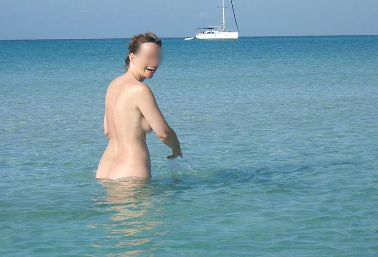 Sandrine MILF exhib femme naturiste nue en Guadeloupe